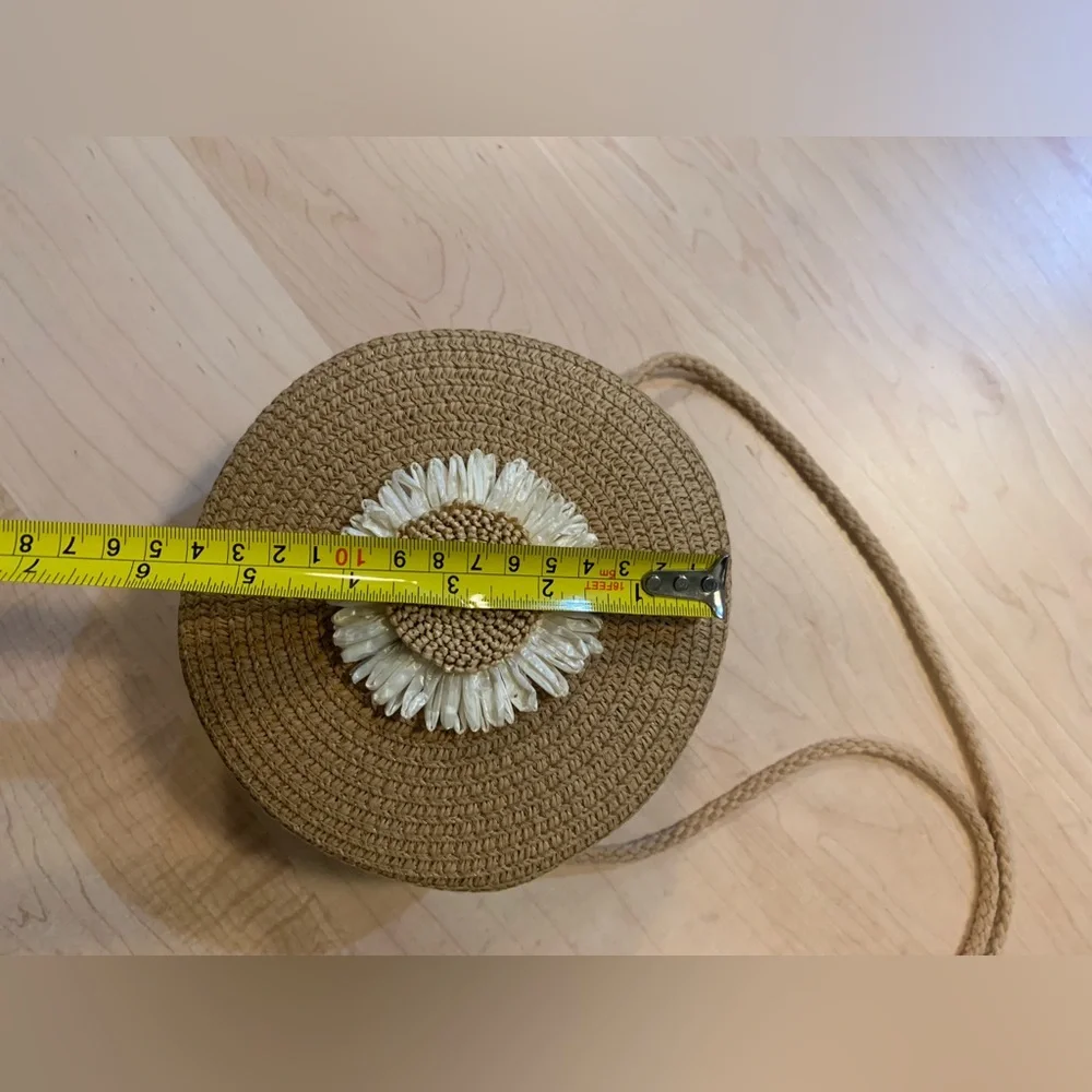 Small round straw bag with flower detail - Picture 2 of 5